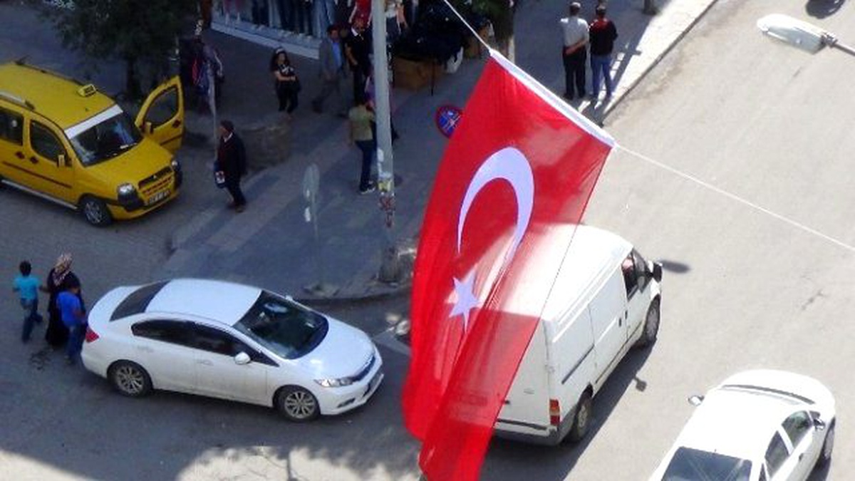 Kars\'ta Ana Caddeler Türk Bayrağı ile Donatıldı