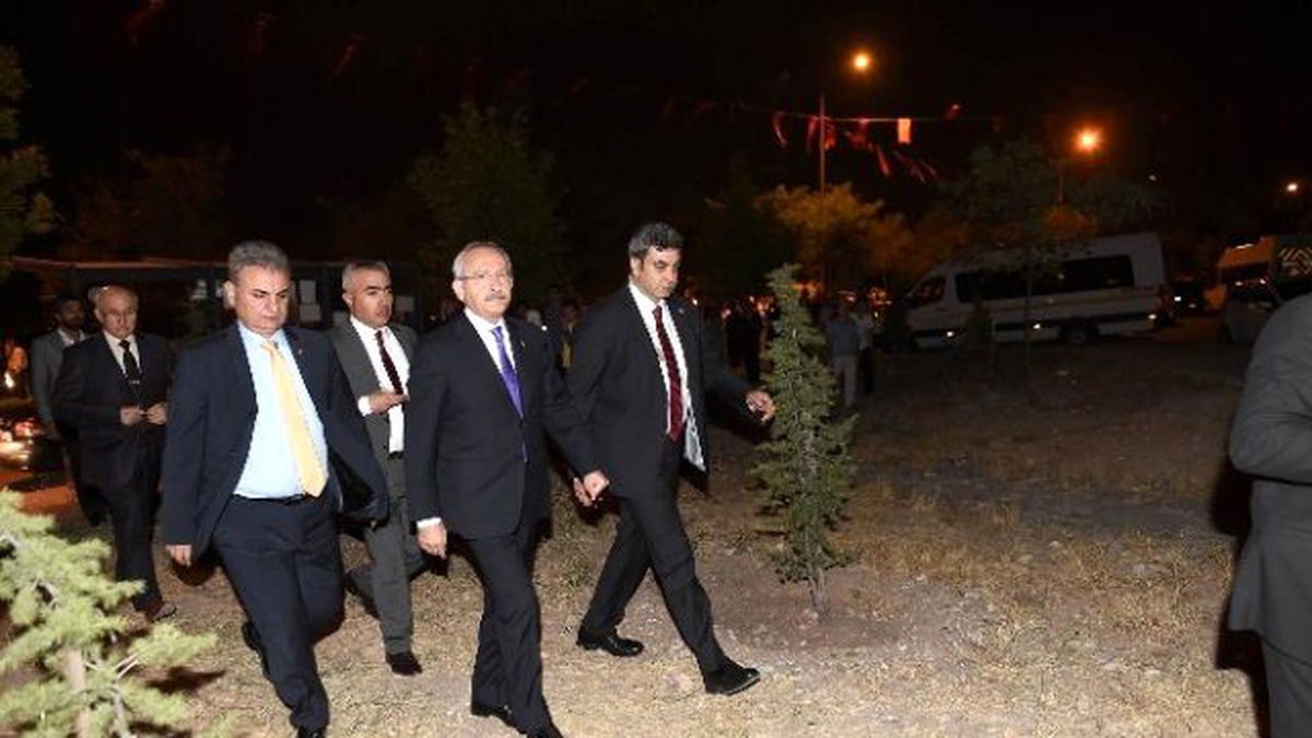 Kılıçdaroğlu\'dan Şehit Evine Taziye Ziyareti