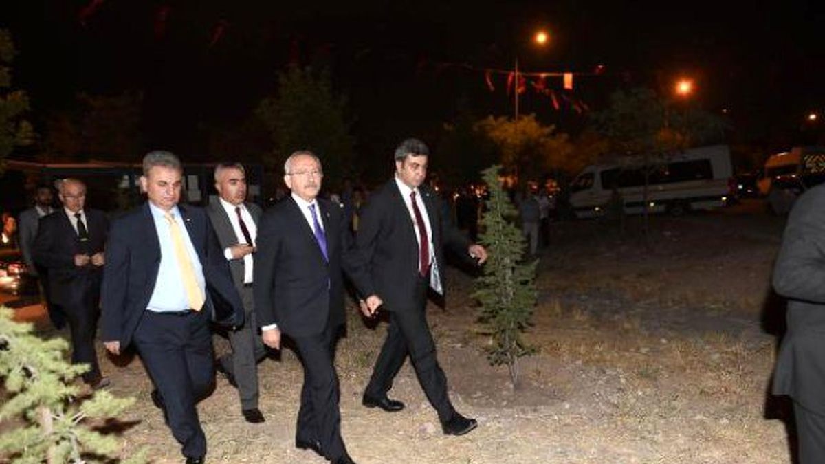 Kılıçdaroğlu\'ndan Şehit Üstçavuş Okan Taşan\'ın Evine Taziye Ziyareti