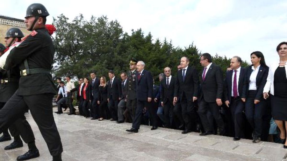 Kılıçdaroğlu ve Partililerden CHP\'nin Kuruluş Yıl Dönümünde Anıtkabir\'e Ziyaret