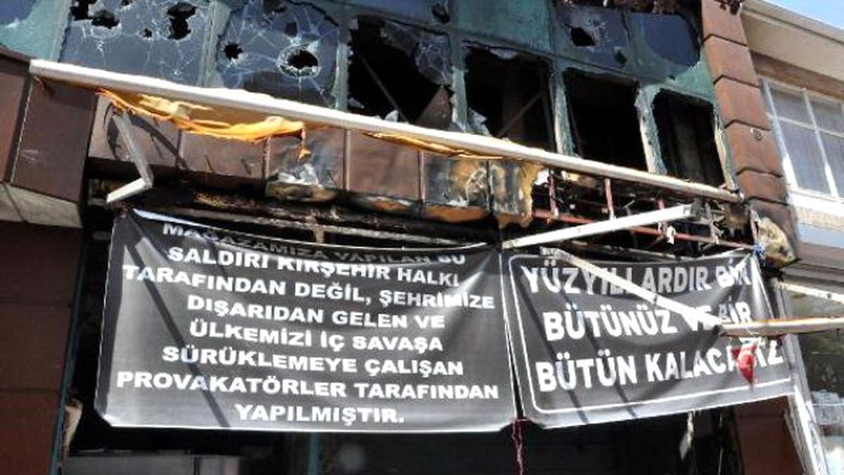 Kırşehir\'de Yakılan Mağazanın Sahiplerinden Anlamlı Pankartlar