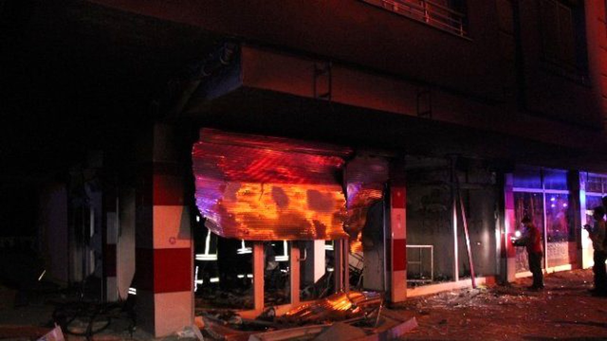Konya\'da PKK\'ya Yakınlığıyla Bilinen Dernek Yakıldı