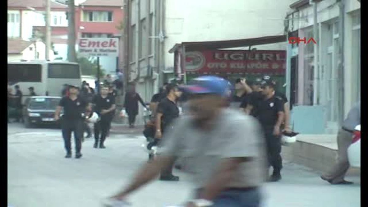Konya Ereğli\'de Hdp Binasındaki Eşyalar Ateşe Verildi