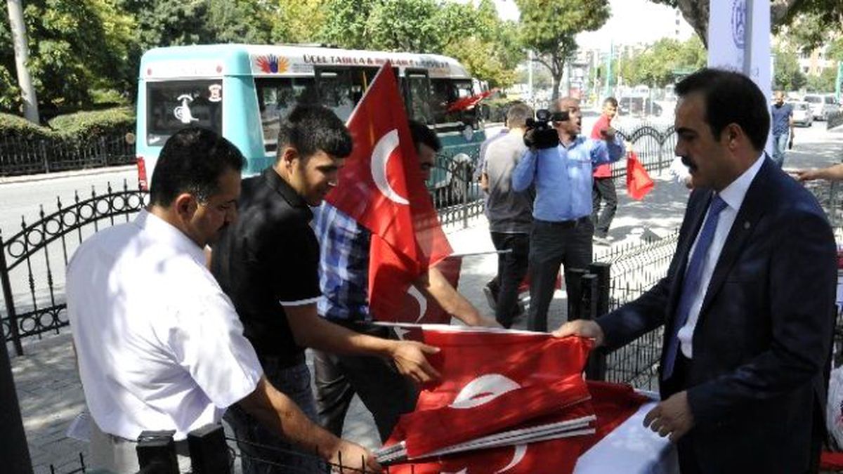 Kto 10 Bin Türk Bayrağı Dağıttı