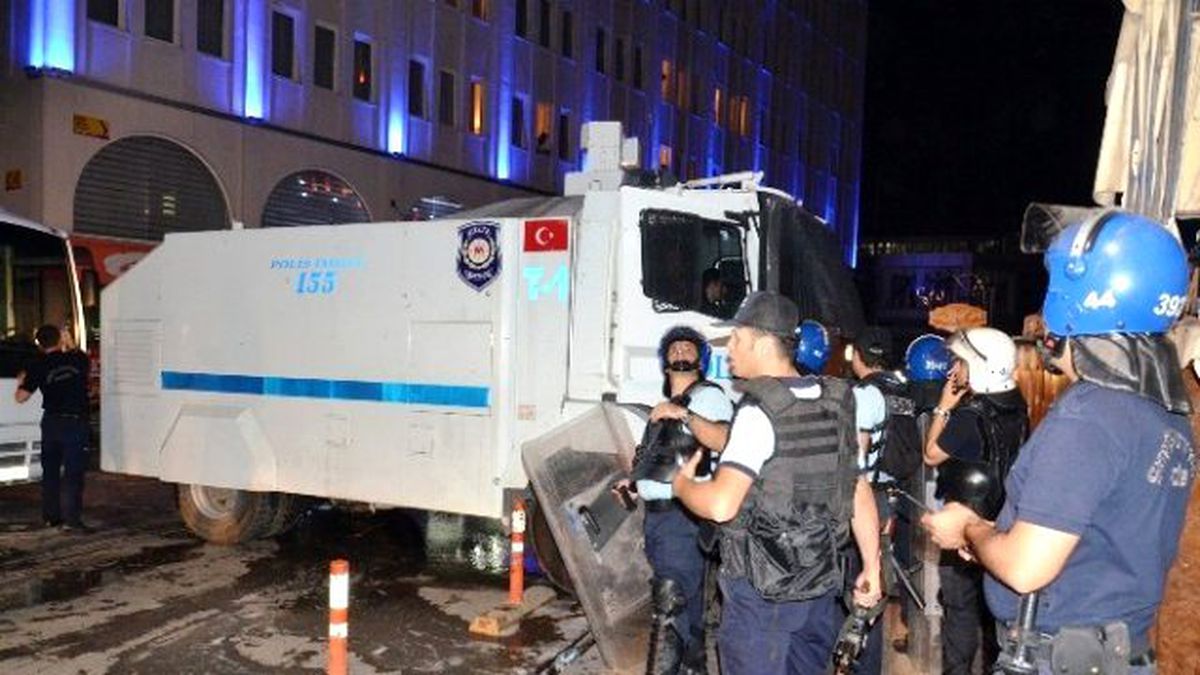 Malatya\'da Hdp\'nin Bulunduğu Binanın Çatısı Ateşe Verildi