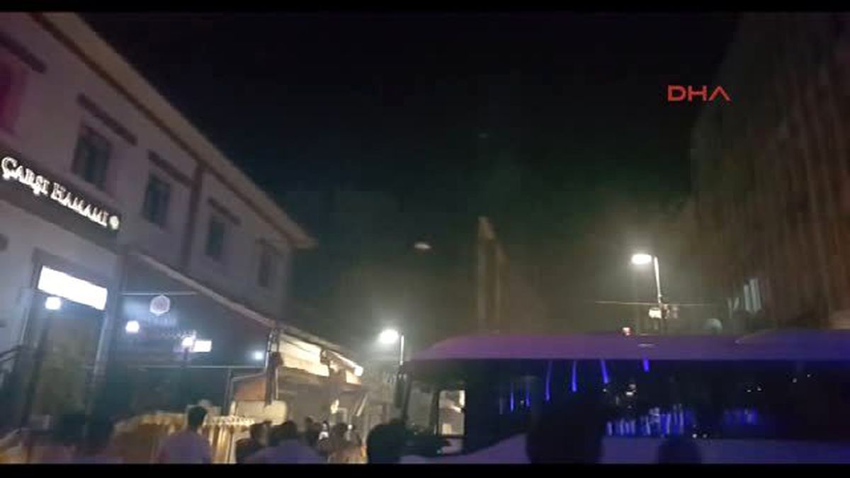 Malatya Hdp Binasına Türk Bayrağı Astılar