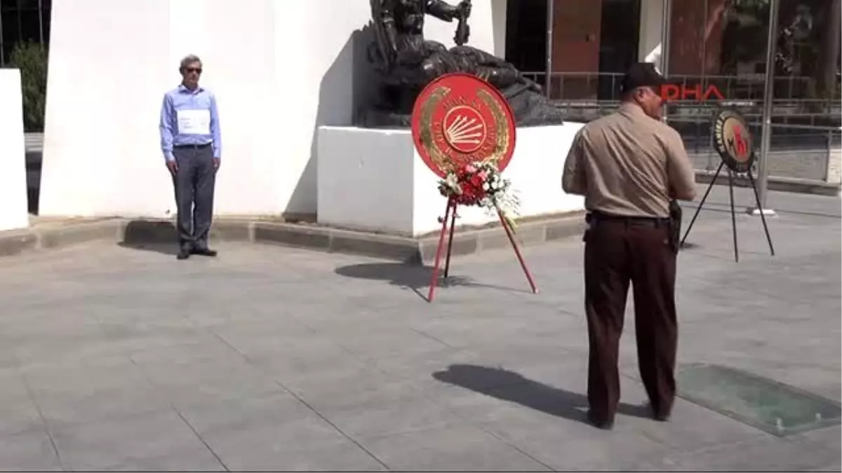 Manisa\'da Şehitler İçin Tek Kişilik Eylem