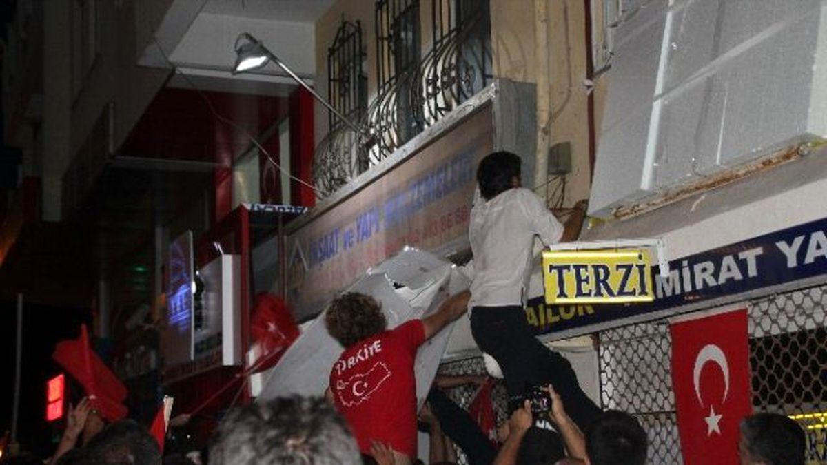 Marmaris\'te Hdp Binasının Tabelasını İndirip Türk Bayrağı Astı