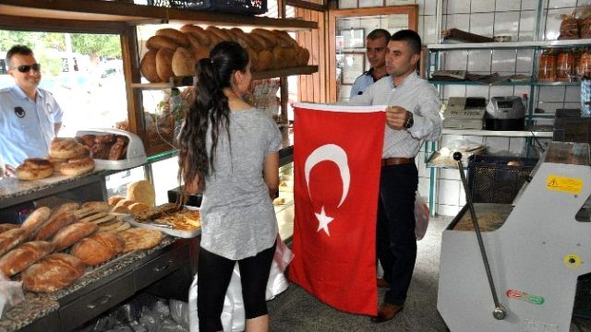 Menderes\'te Her Yer Al Bayrak