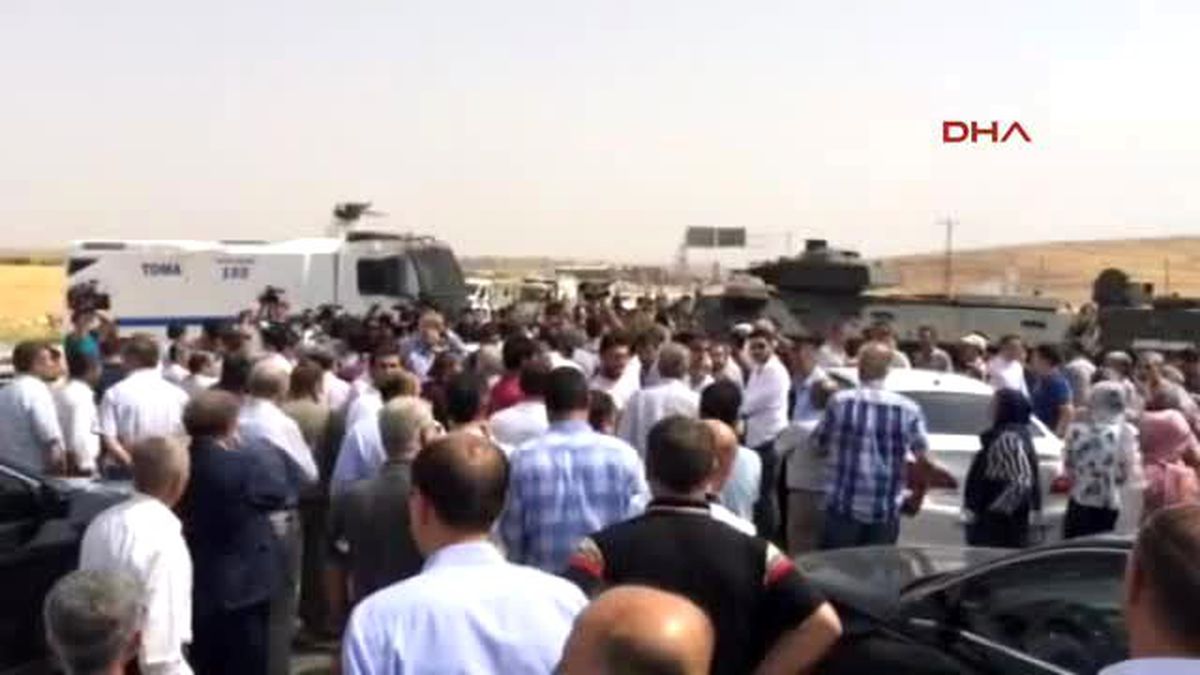 Cizre\'ye Gitmek İsteyen Hdp\'lilerin Yolu Midyat\'ta Kesildi