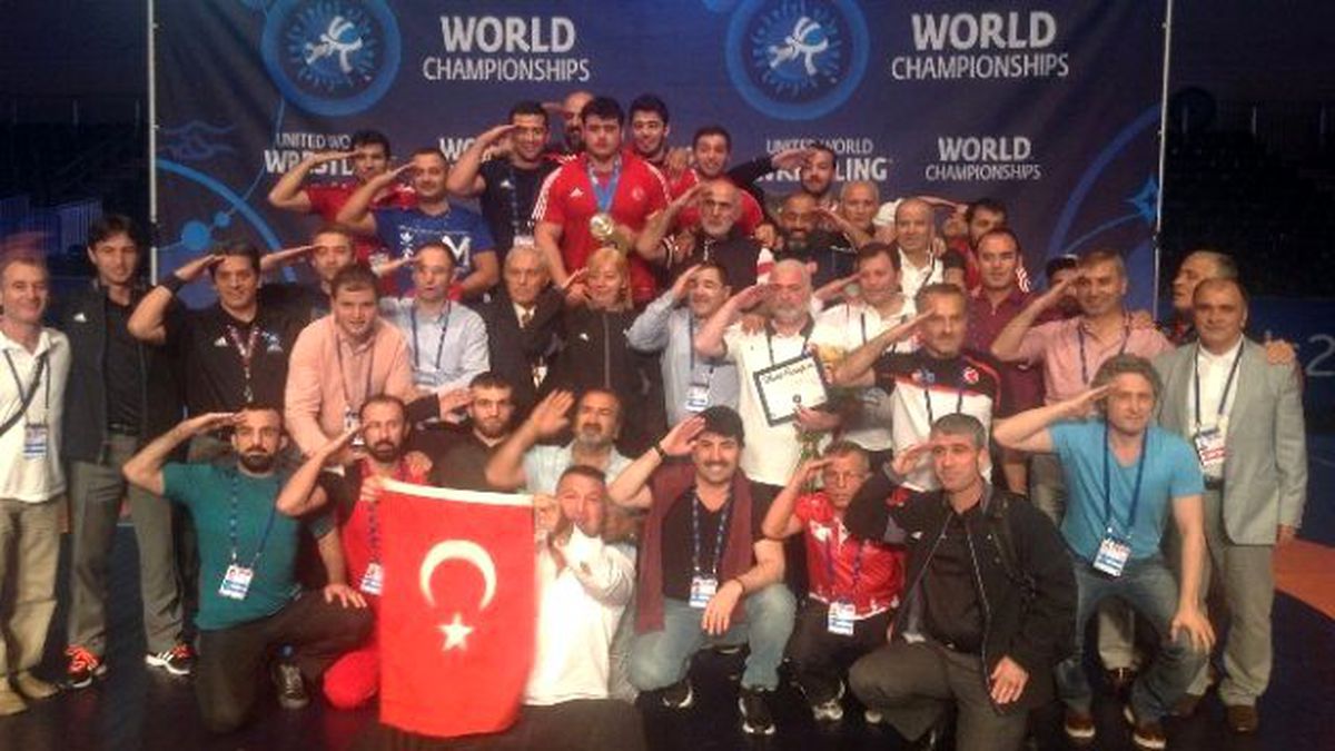 Milli Güreşçilerden Anlamlı Kutlama