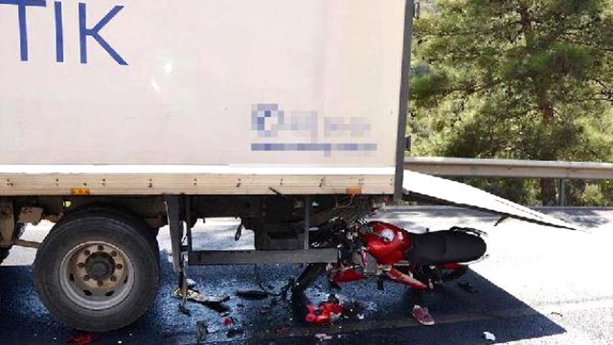 Motosiklet Tır\'a Arkadan Çarptı: 1 Ölü, 1 Yaralı