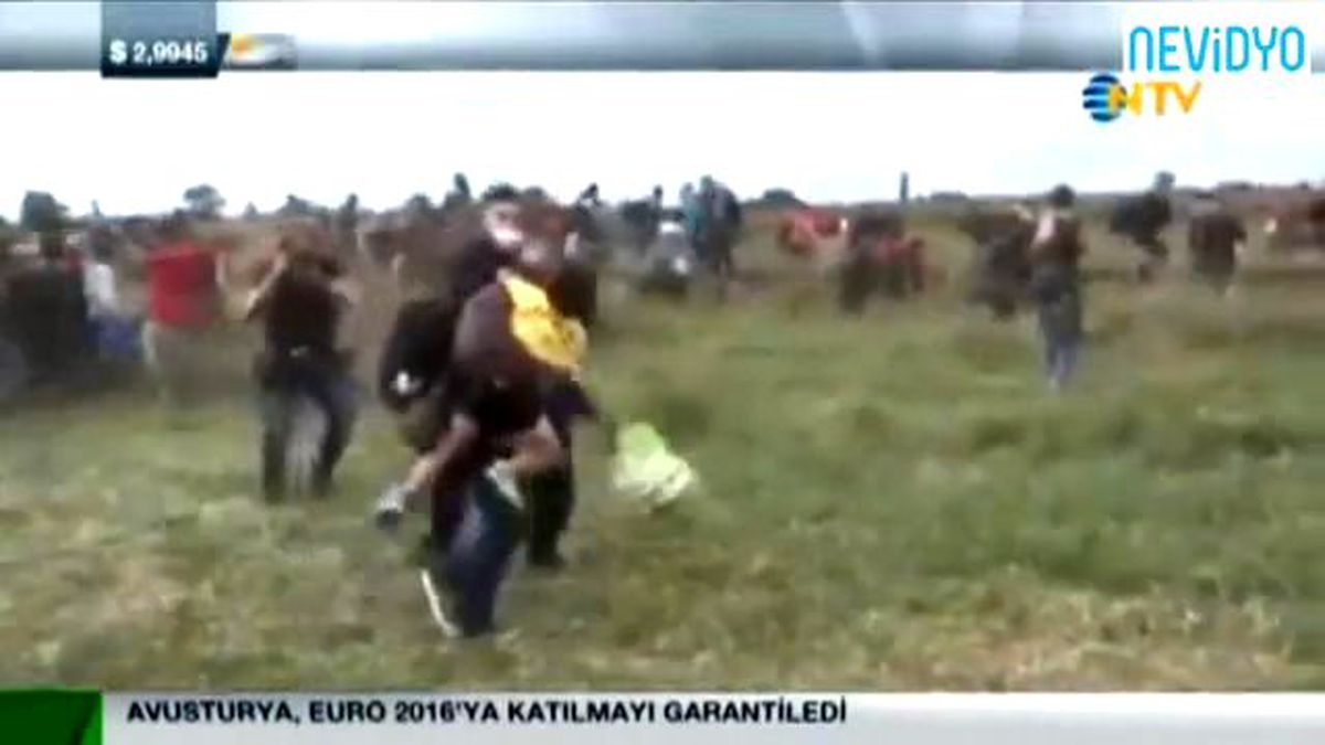 Muhabirden Sığınmacılara Tekme