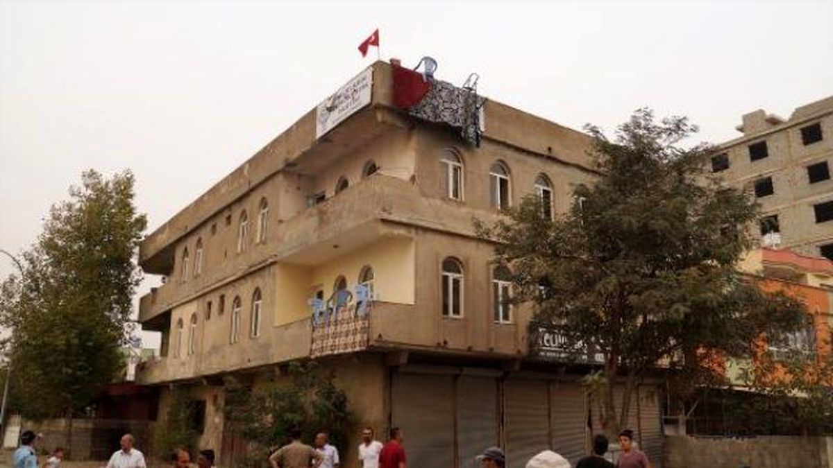 Nurdağı\'nda Taşlanan Hdp Binasına Türk Bayrağı Asıldı