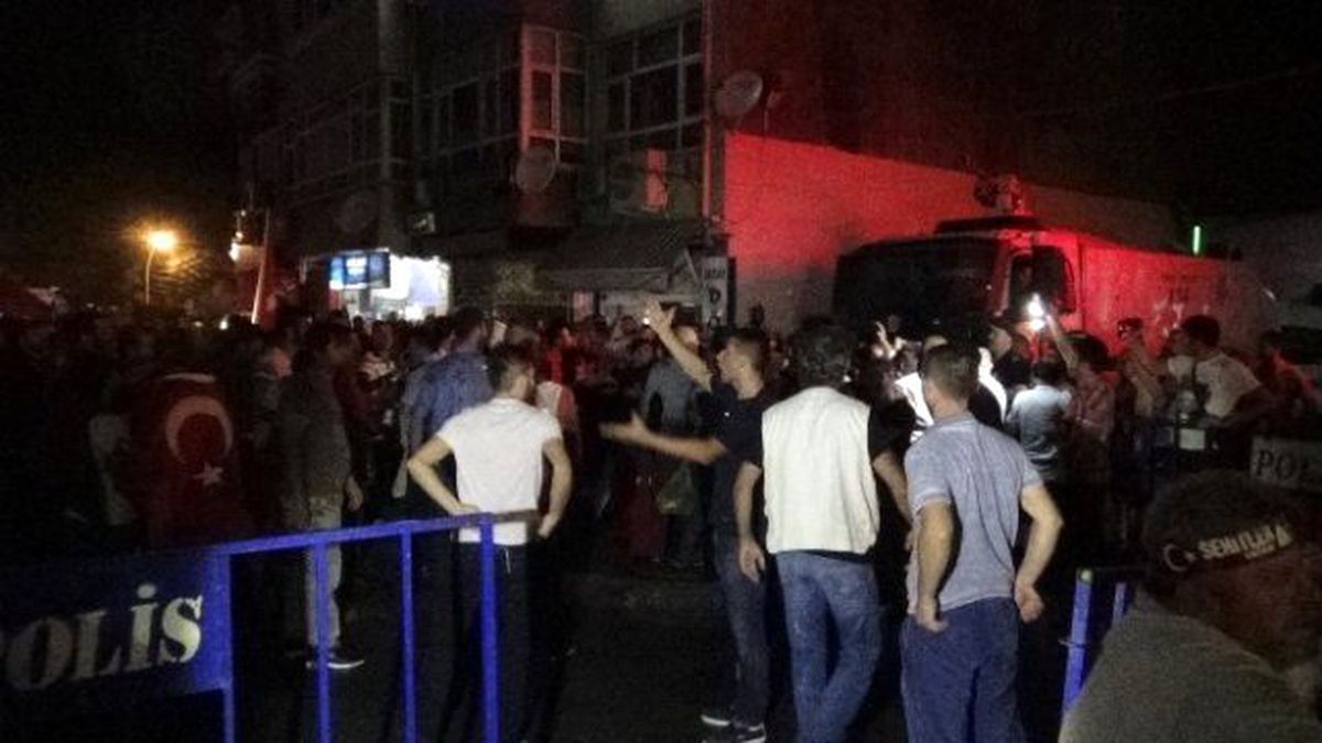 Sakarya\'da Hdp Binası Önünde Arbede