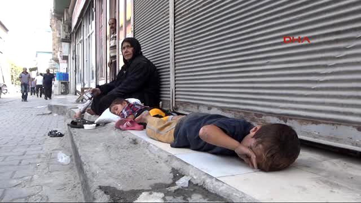 Şanlıurfa Suriyeli Kadın Torunlarıyla Birlikte Mendil Satıyor
