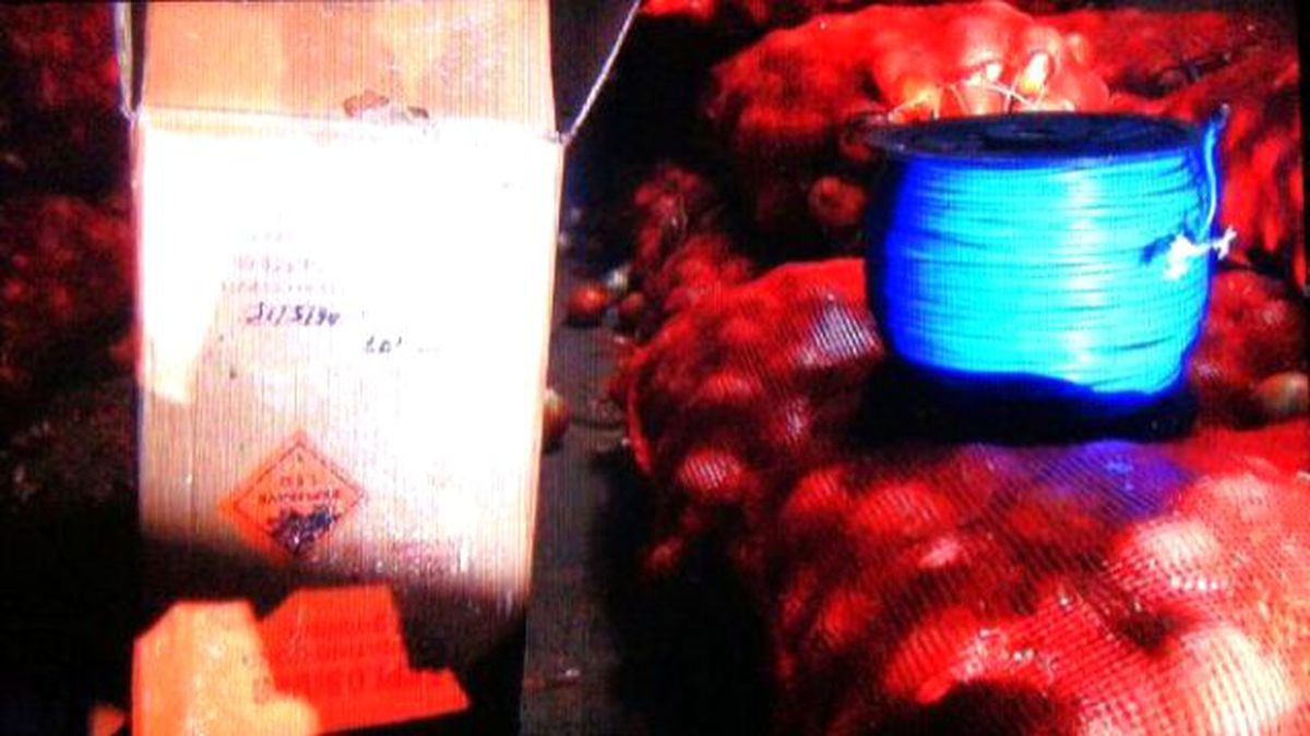 Şanlıurfa\'ta Soğan Yüklü Tır\'da Plastik Patlayıcı Ele Geçirildi