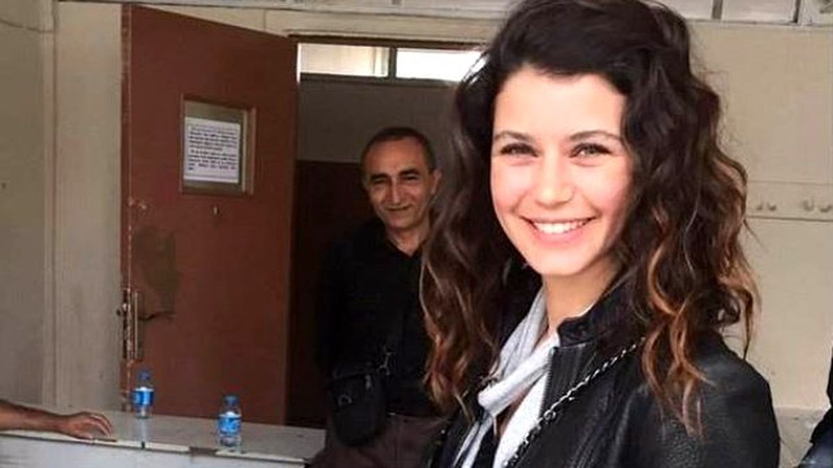 Beren Saat'e Kızan Ülkücüler, Vehbi Koç Yalısı'nı Bastı