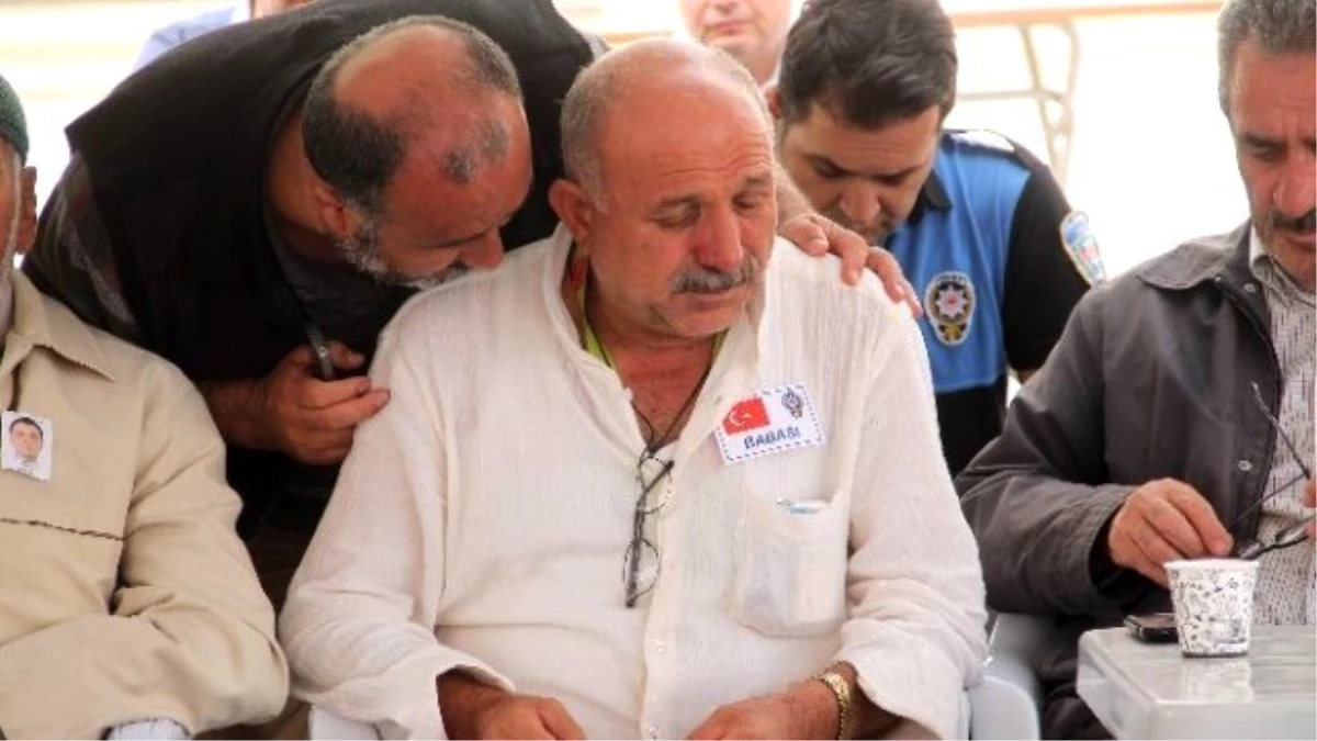 Şehit Polis Memuru Koç\'un Babası Hac Kıyafetleri ile Taziyeleri Kabul Etti