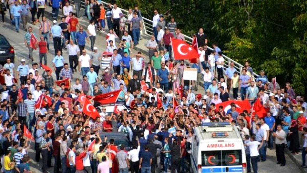 Şehit Polis Memuru Türk Bayraklarıyla Karşılandı