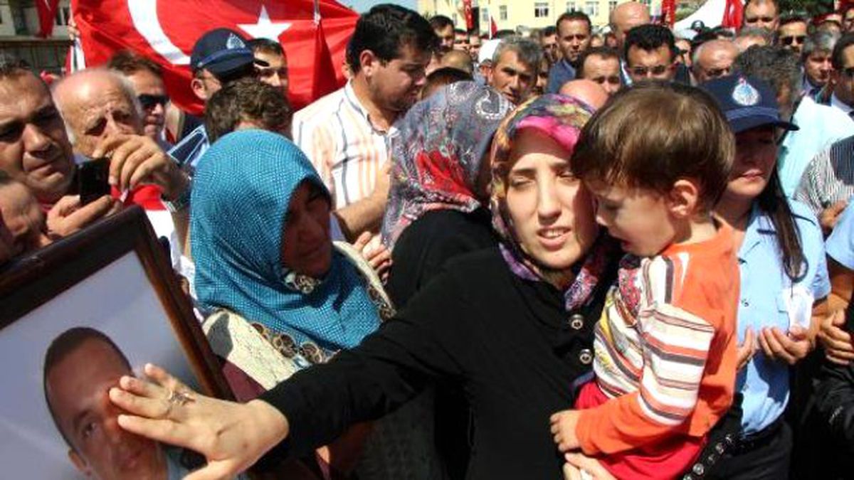 Şehit Polisin Yaşar Doğançay\'ı İlçede 10 Bin Kişi Uğurladı