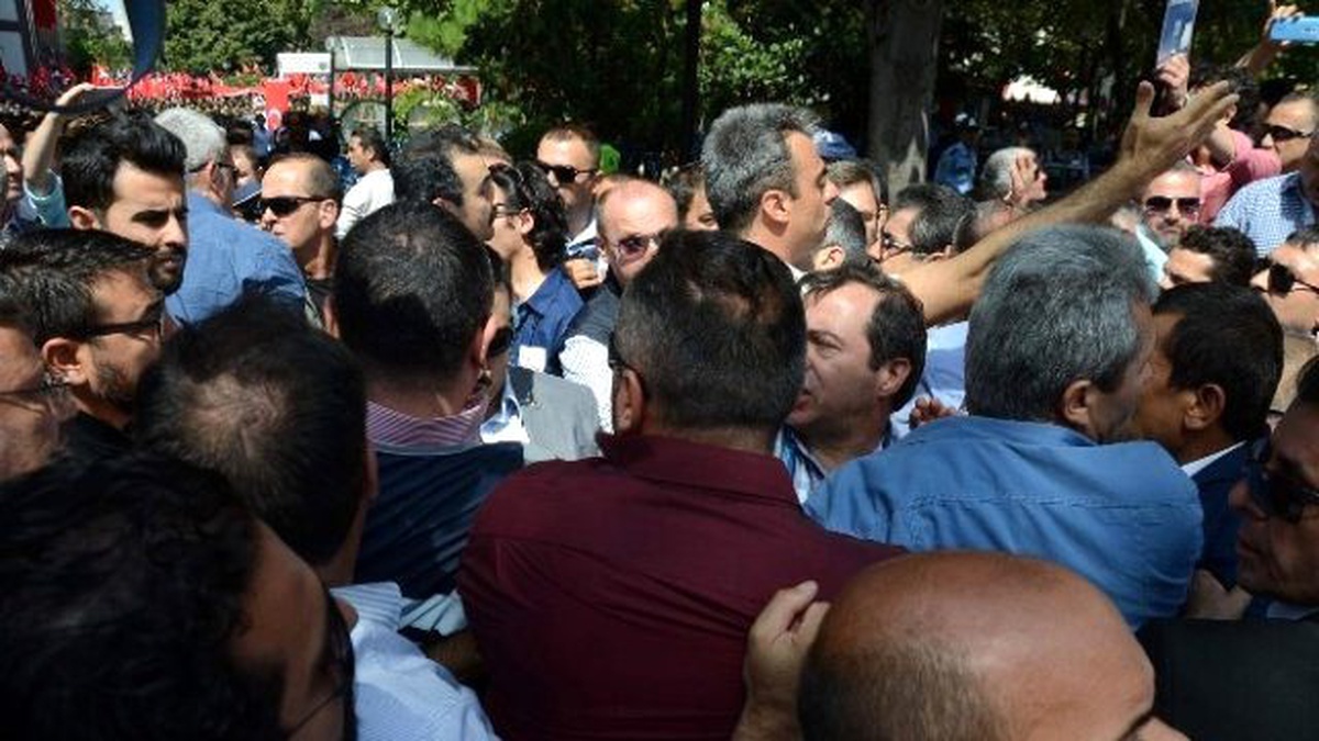 Şehit Yarbayın Cenaze Töreninde Arbede Yaşandı
