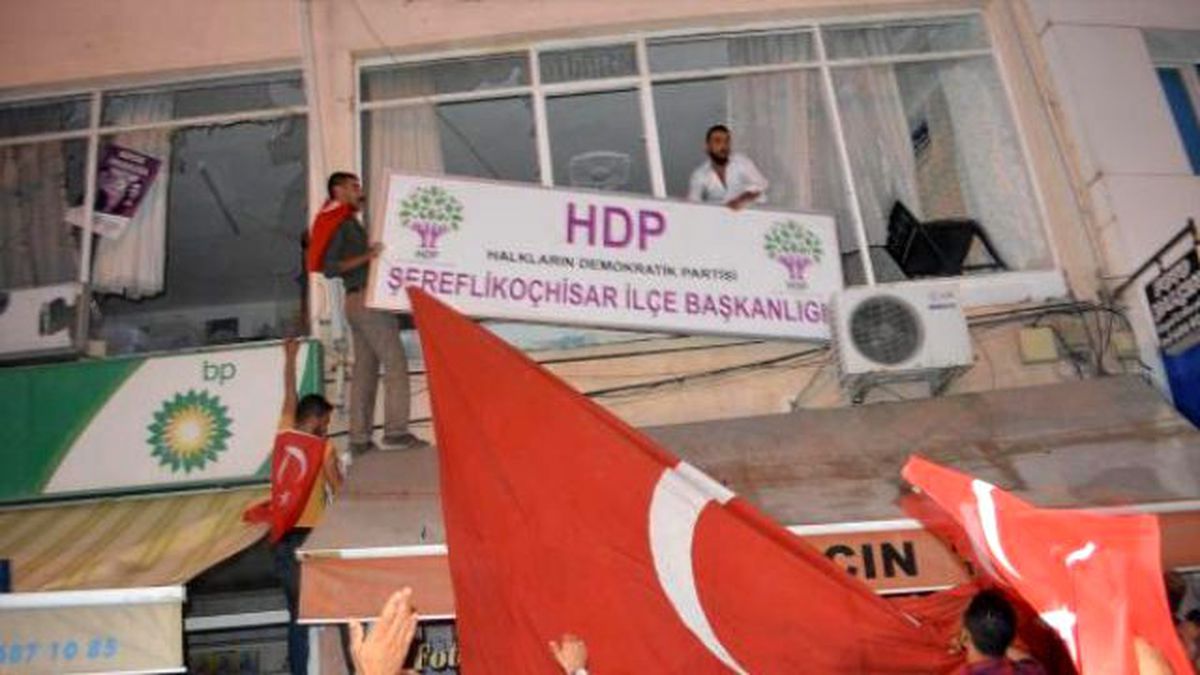 Şereflikoçhisar\'da Hdp\'nin Camları Kırılıp, Tabelası İndirildi