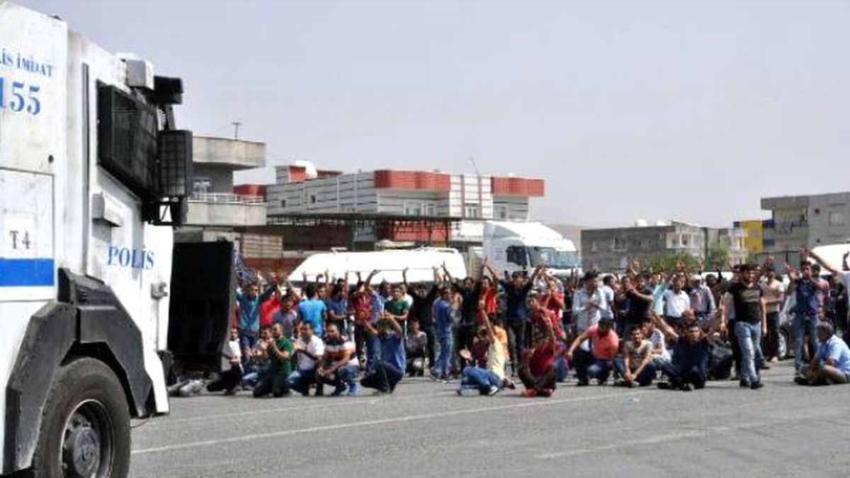Şırnak ve Silopi'den Cizre'ye Yürümek İsteyenlere Polis Müdahalesi