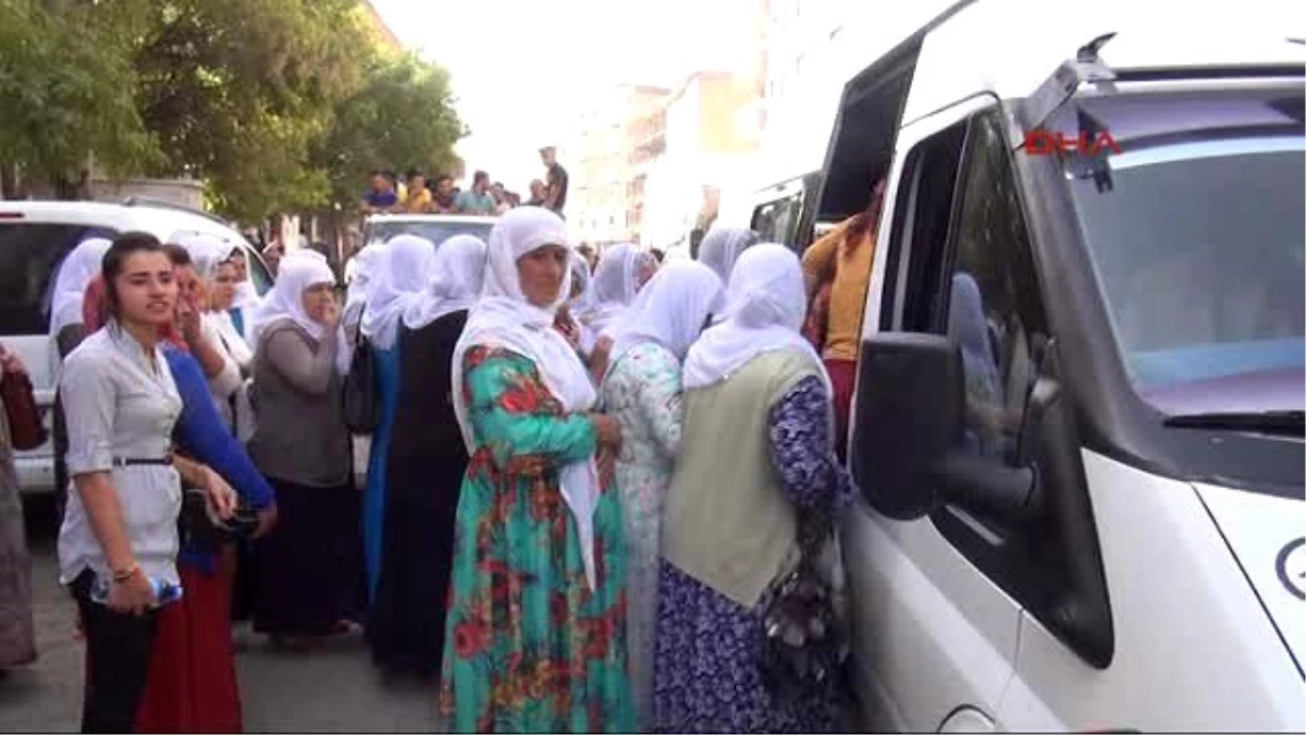 Şırnak ve Silopi\'den Cizre\'ye Yürümek İsteyenlere Polis Müdahale Etti-2