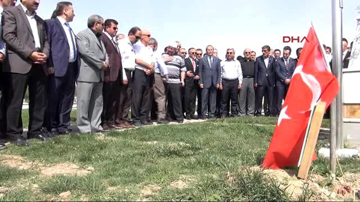 Sivas\'ta Şehit Mezarlarına Karanfil