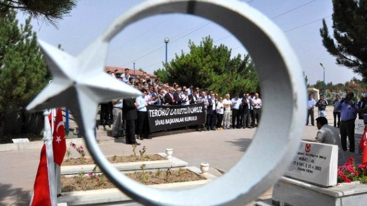 Sivas\'ta Şehit Mezarlarına Karanfil Bırakıldı