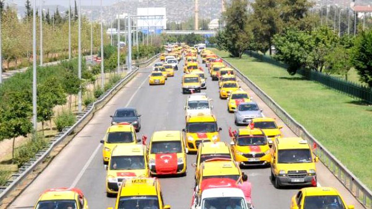 Antalyalı Taksiciler Teröre Tepki İçin Bin Kişilik Konvoy Yaptı