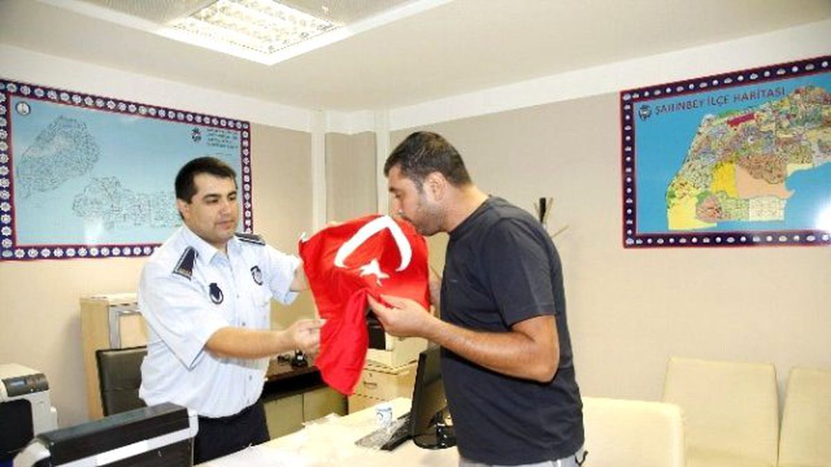 Terörü Kınamak İçin Binlerce Bayrak Dağıtılıyor