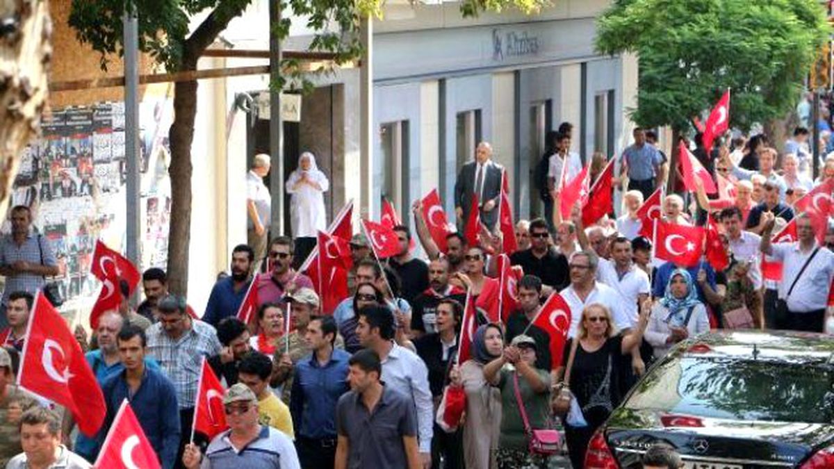 Türkiye Kamu-Sen\'den "Terör\'e Tepki, Şehitlere Saygı" Yürüyüşü