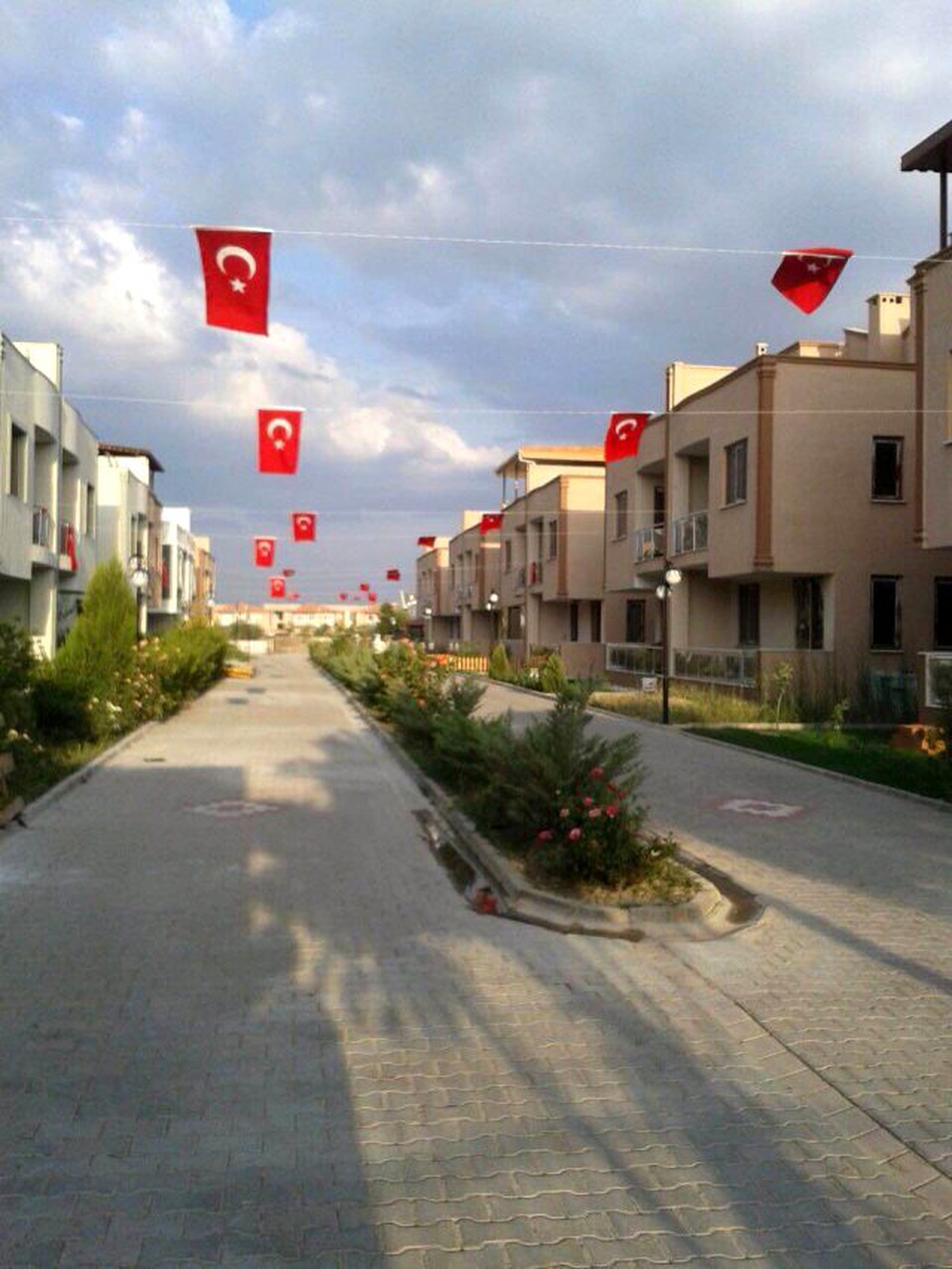 Ünalay Sitesi Teröre Tepki İçin Bayrak Astı