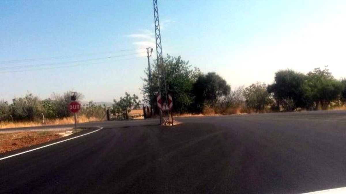 Yol Ortasındaki Direk Faciaya Davetiye Çıkarıyor