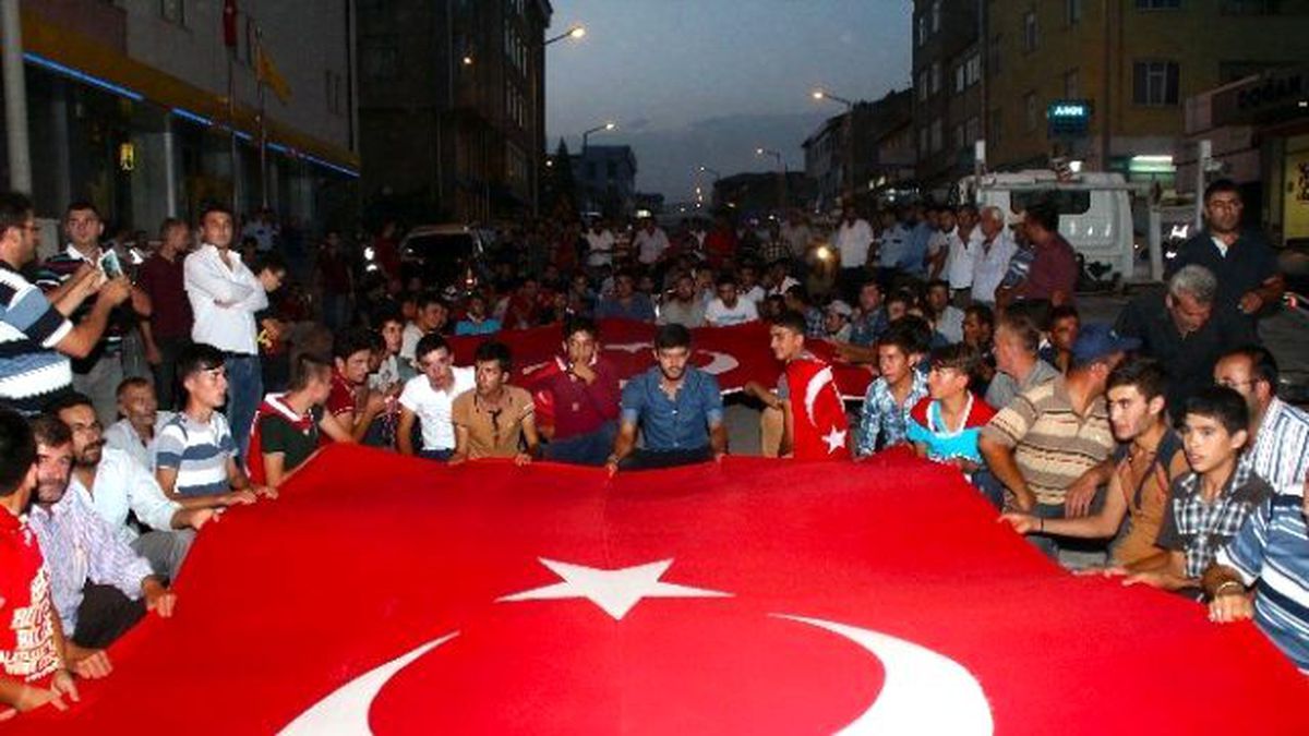 Yunak Halkı Terörü Lanetledi