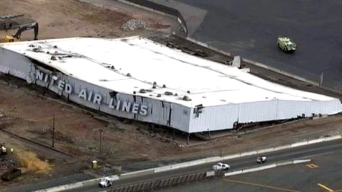 ABD\'de Havalimanının Hangarı Çöktü: 4 Yaralı