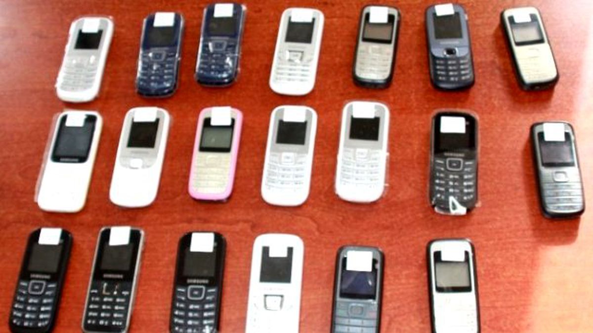 Afyonkarahisar Polisi 20 Adet Gümrük Kaçağı Cep Telefonu Ele Geçirdi