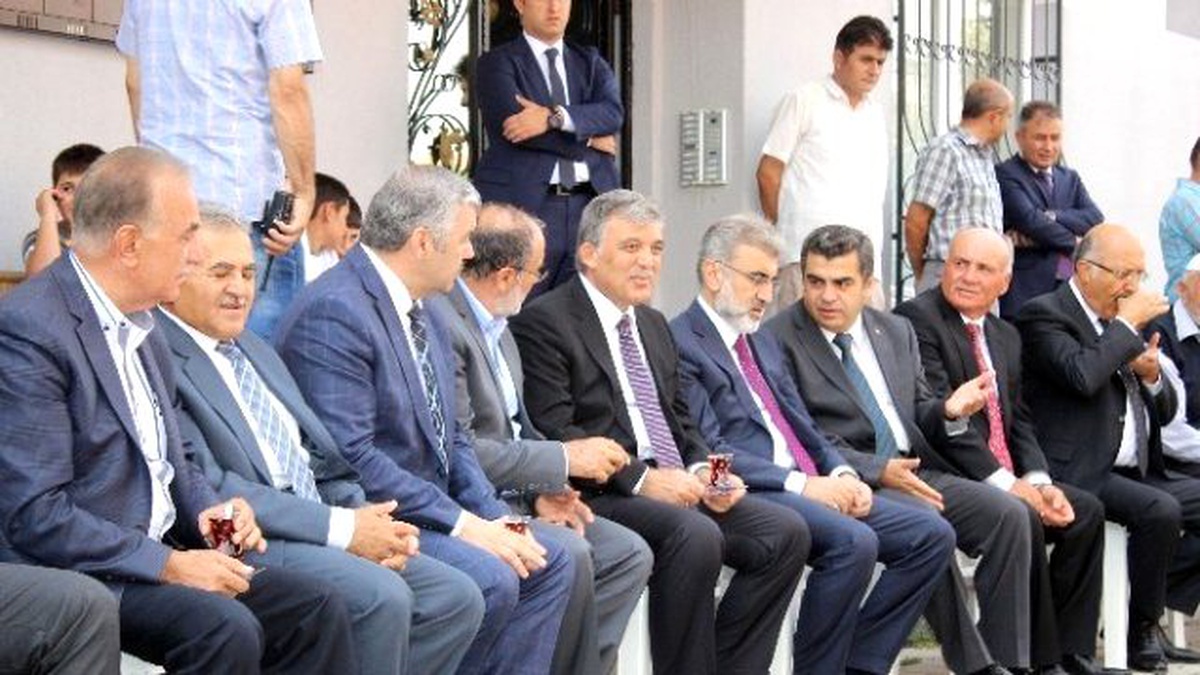 AK Parti Eski Milletvekili Salih Kapusuz\'un Annesi Toprağa Verildi