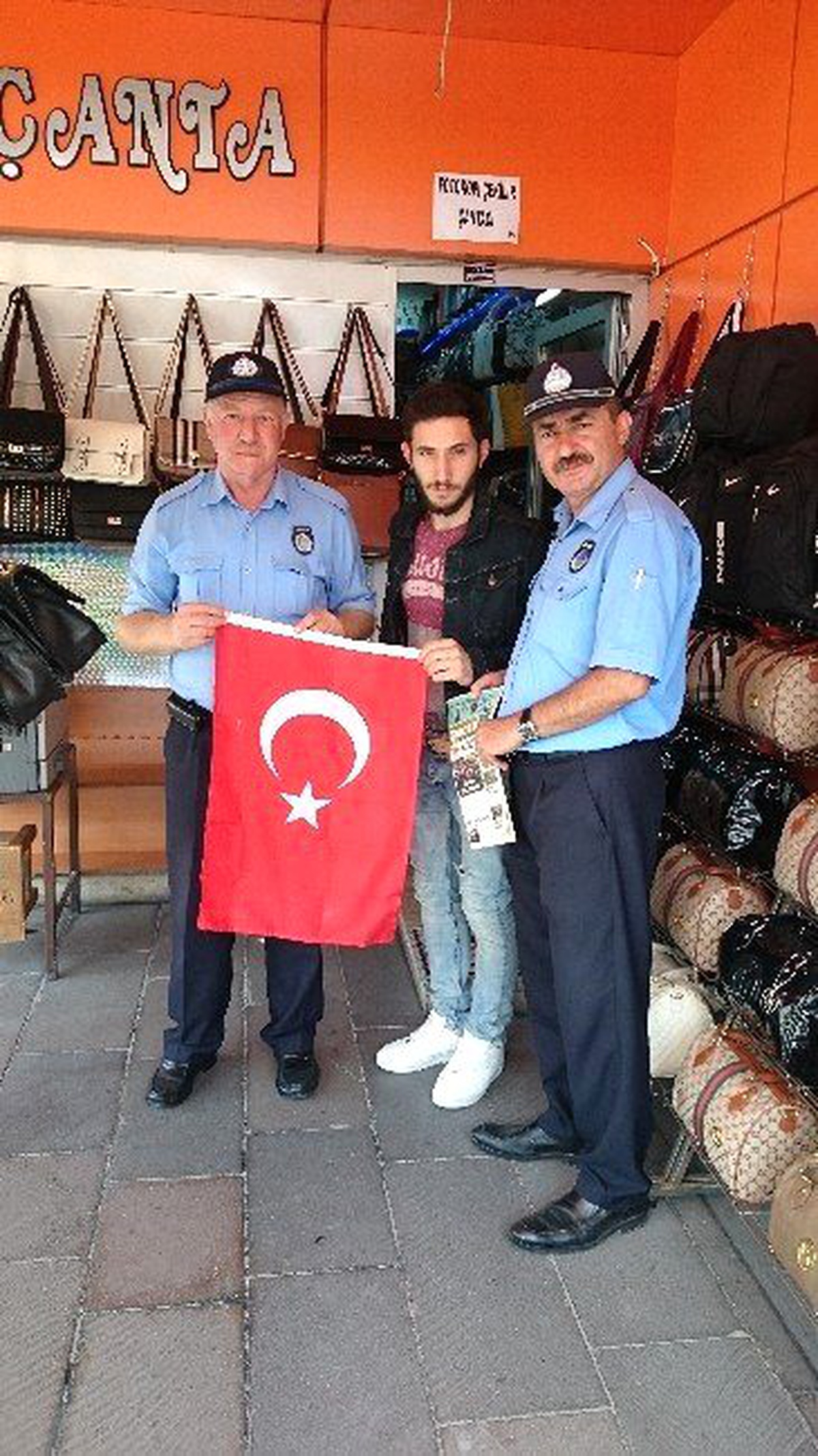Aksaray Belediyesi\'nden Esnaflara Türk Bayrağı