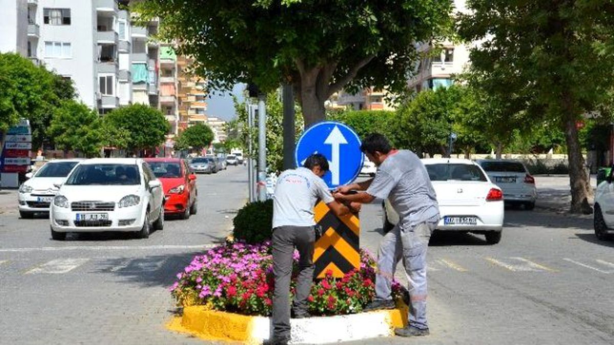 Alanya\'da Trafik Levhaları Takılıyor