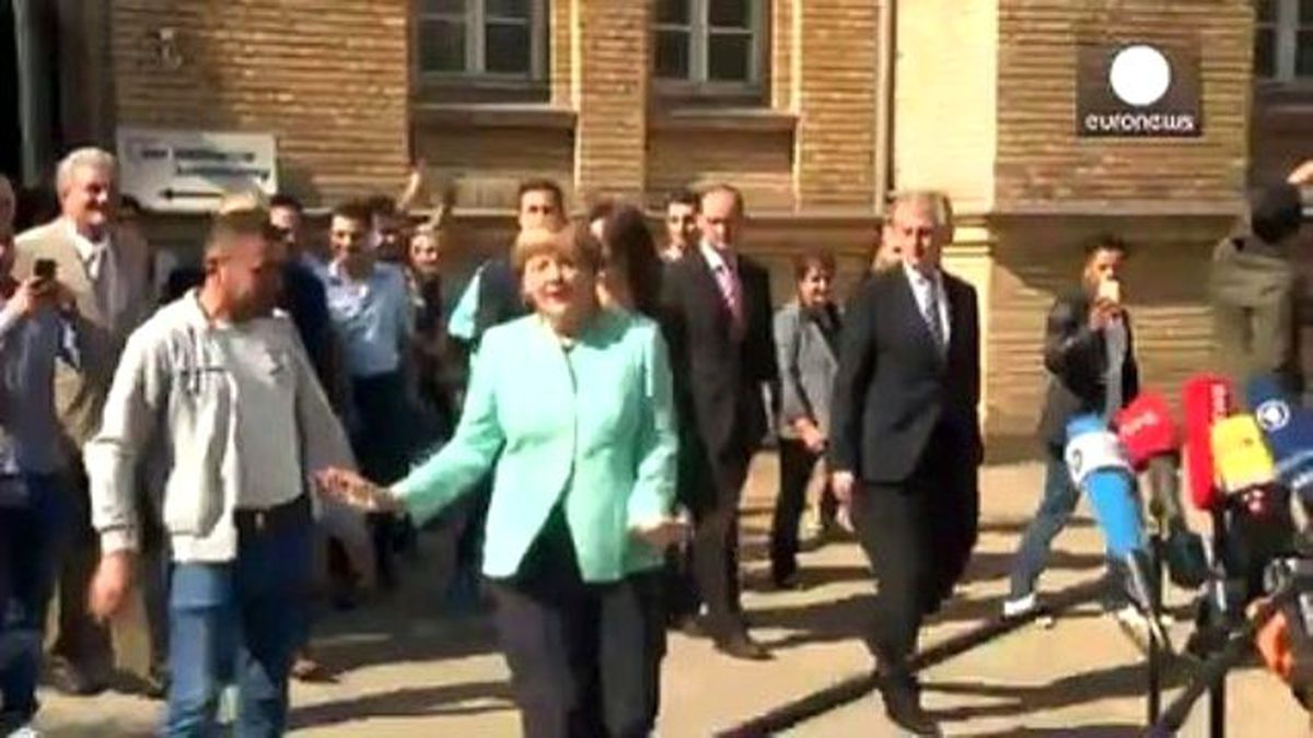 Angela Merkel Berlin\'de Mülteci Kabul Merkezini Ziyaret Etti