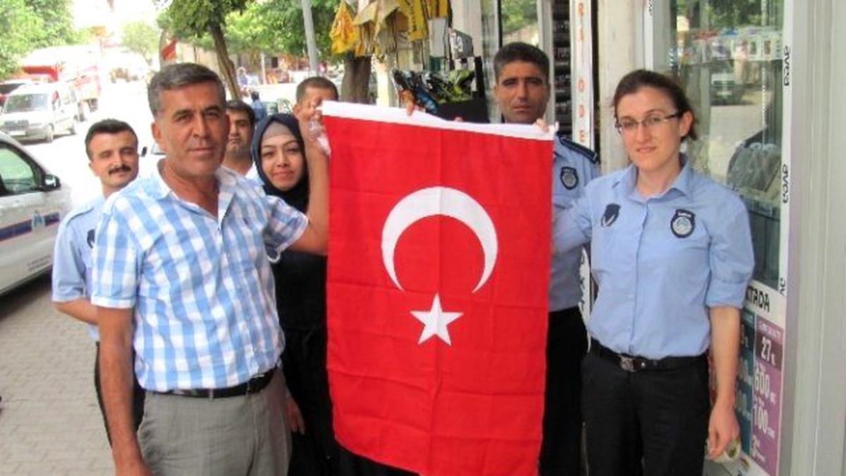 Araban Belediyesi Esnaf ve Vatandaşlara Türk Bayrağı Dağıttı