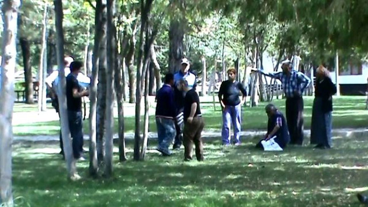 Baba ve Oğlu Koltuk Değnekleriyle Hastanelik Etti