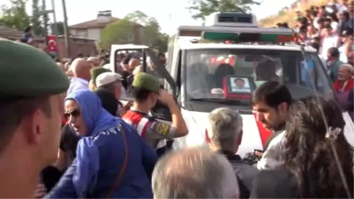 Balıkesir Balıkesir Bayat\'ın İlk Şehidini Binler Uğurladı