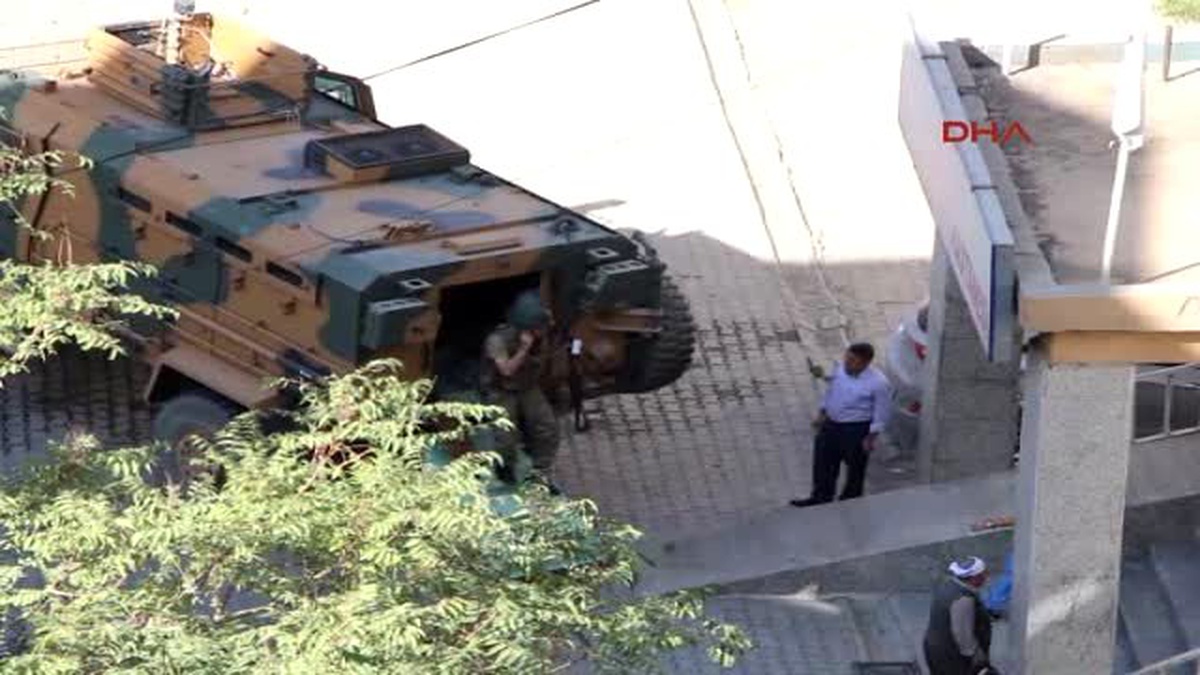Bordo Bereliler, Söylediği Türkü ile Türkiye\'yi Yasa Boğan Astsubay Kenan\'ın Kanını Yer Bırakmadı