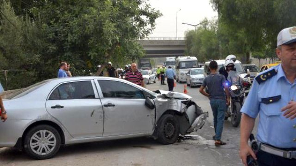Ciple Polis Otomobiline Çarptı; 2 Polis Yaralı