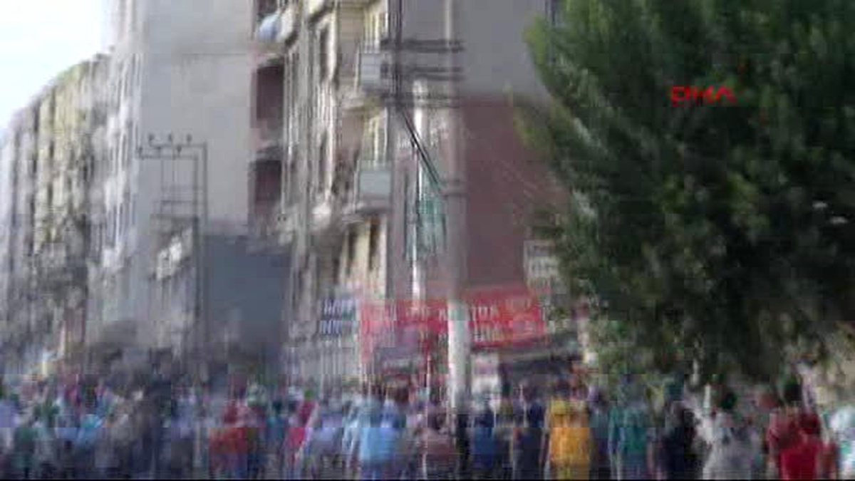 Cizre - Sokağa Çıkma Yasağının Sürdüğü Cizre\'de Protesto Yürüyüşü