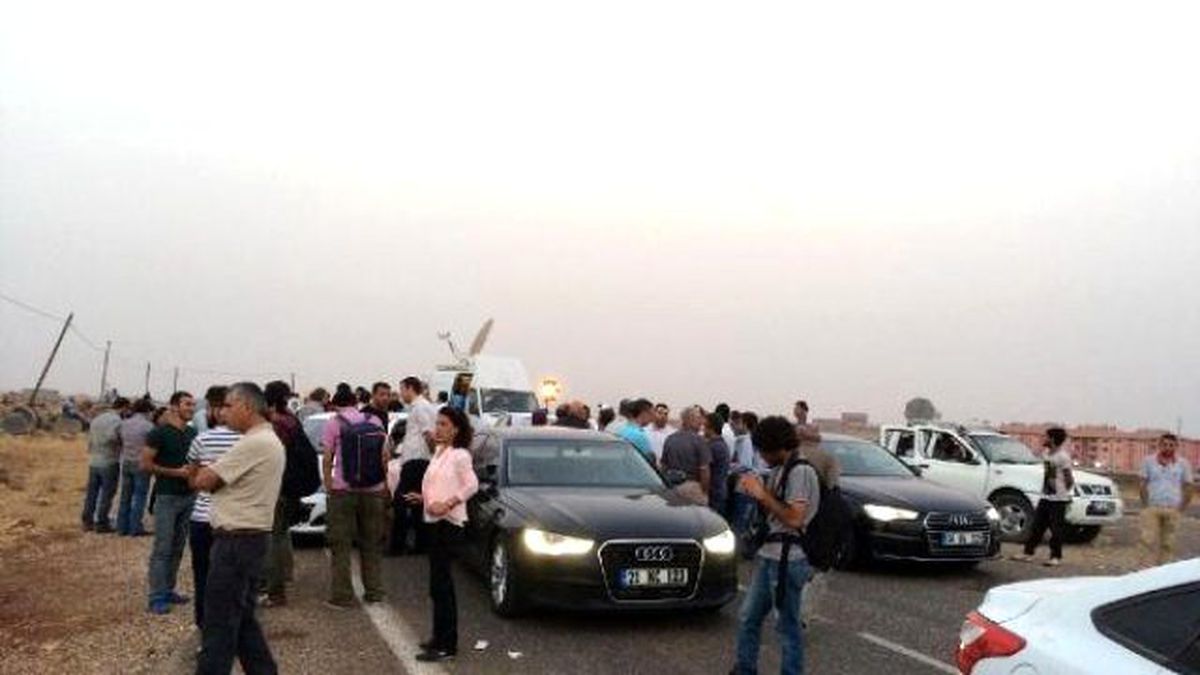 Cizre\'ye Gitmek İsteyen Hdp\'lilerin Yolu İdil\'de Kesildi